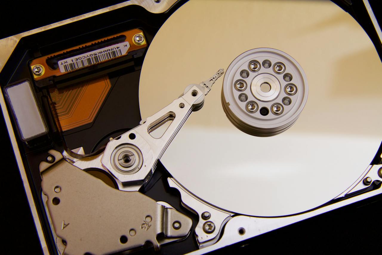 Can you explain the differences between MBR and GPT hard drives? Which one is recommended for installing the Windows 10 operating system?